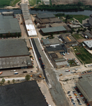 847269 Luchtfoto van de aanleg van de Drie Sluizenbrug over de Eem in de S04 (Radiumweg, de secundaire weg provinciale ...